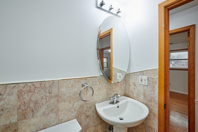 Building Photo - 6780 W Forest Preserve Dr