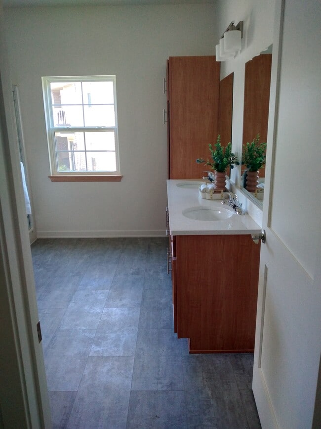 Building Photo - 2701 Pond Dr