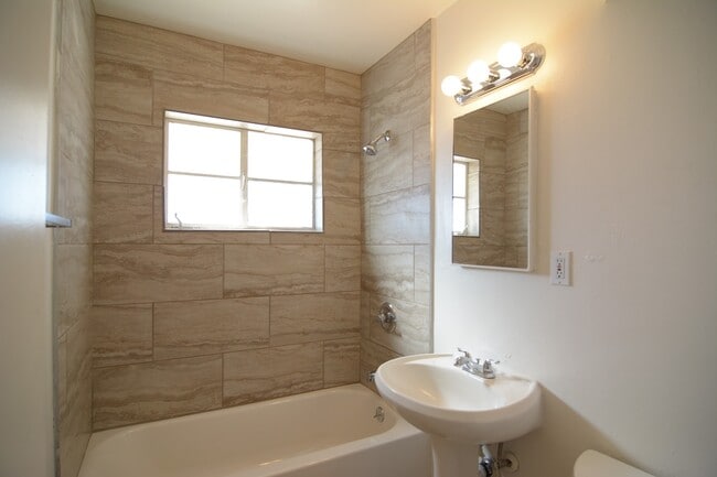 Building Photo - Updated 2 Bedroom 1 Bath Home! Great Centr...