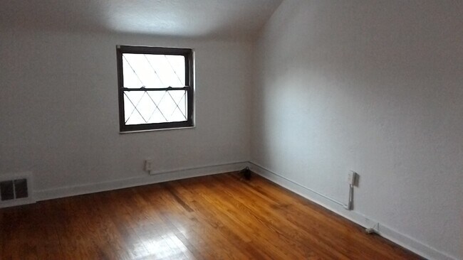 Building Photo - 1530 Sylvan Ter