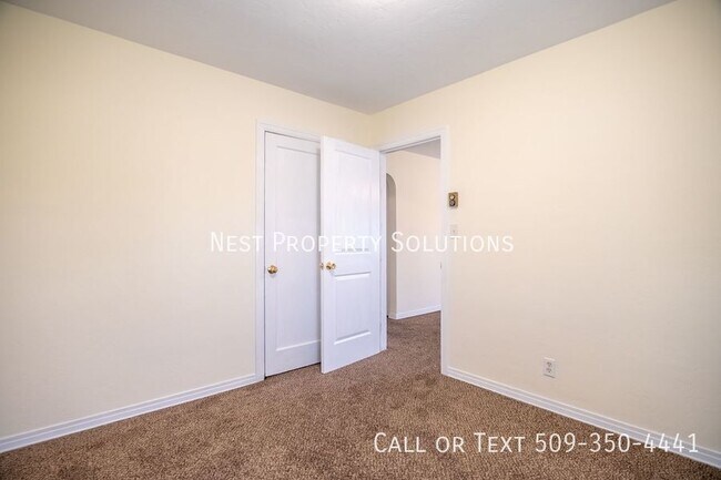 Building Photo - 3004 W Lakeside Dr