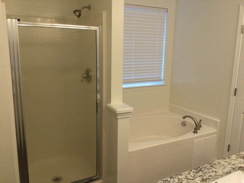 Building Photo - 128 Nandina Wy