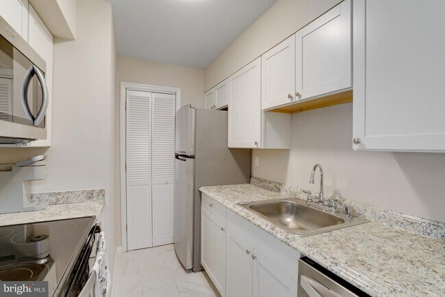 Building Photo - 5902 Surrey Hill Pl