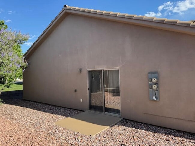 Building Photo - Duplex in Hurricane