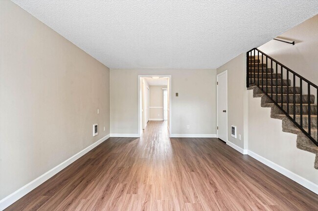 Building Photo - Clean, spacious 2-bdrm/1.5-bath unit in Milwaukie. Private patio, quiet location, designated parking