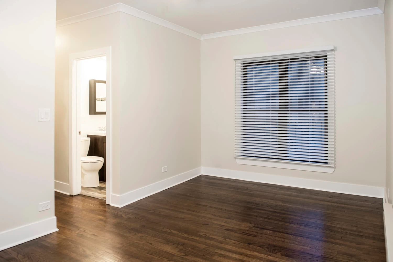 Building Photo - 730 W Roscoe St