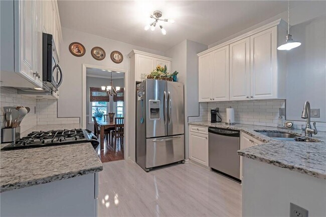 Building Photo - 69 New Brunswick Ct NE