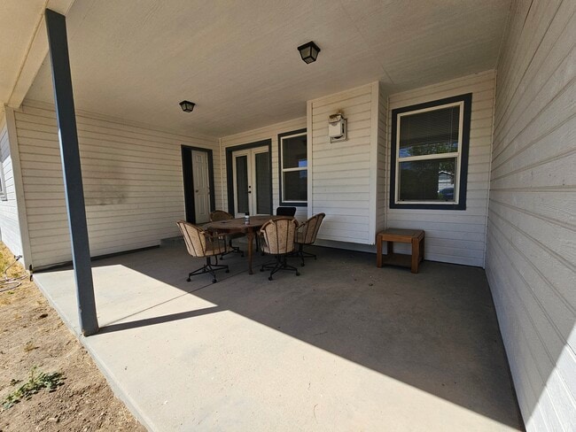 Building Photo - 1420 Chelsey Cir