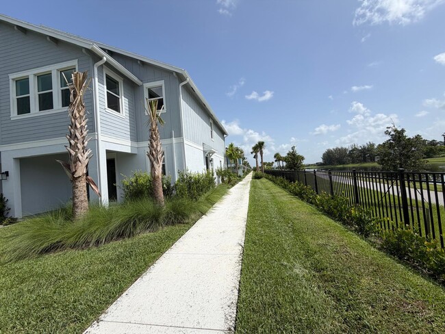 Building Photo - 4402 Longwood Lake Sq