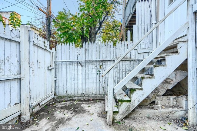 Building Photo - 1127 Sargeant St