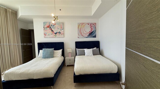 Building Photo - 15901 Collins Ave