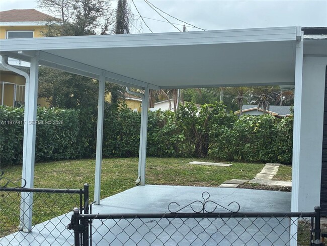 Building Photo - 490 NE 170th St