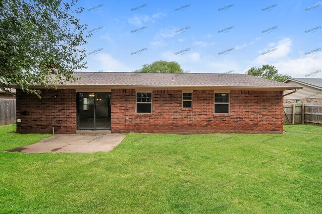 Building Photo - 1913 Vanessa Dr