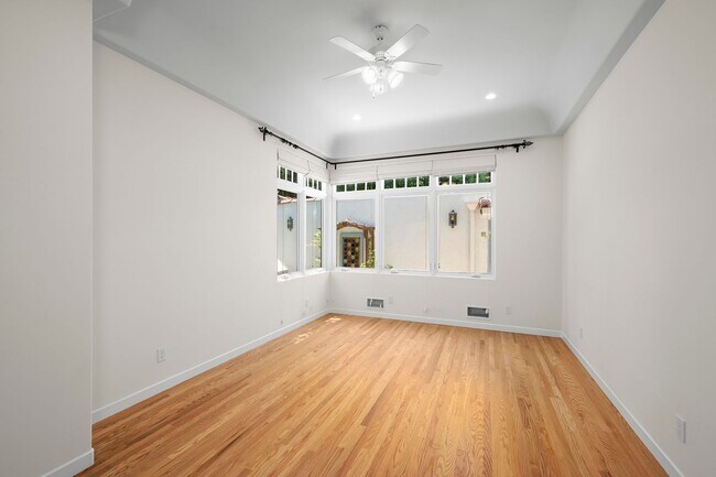 Building Photo - Kensington Exceptional Location 4Bed 3.5 Bath Private Gated Spanish Estate like property