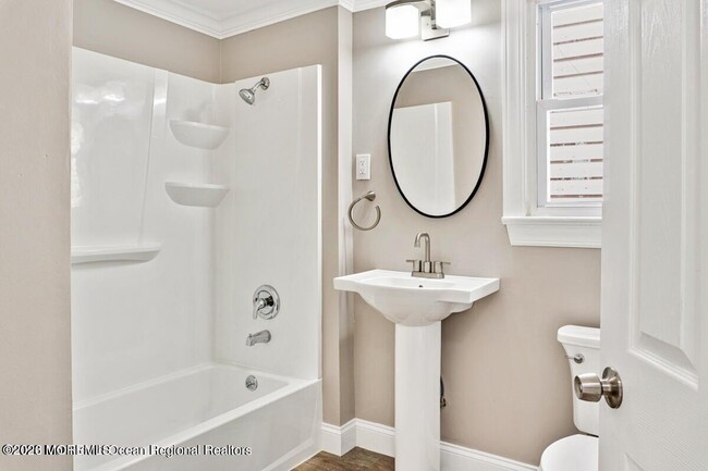 Building Photo - 907 Bond St