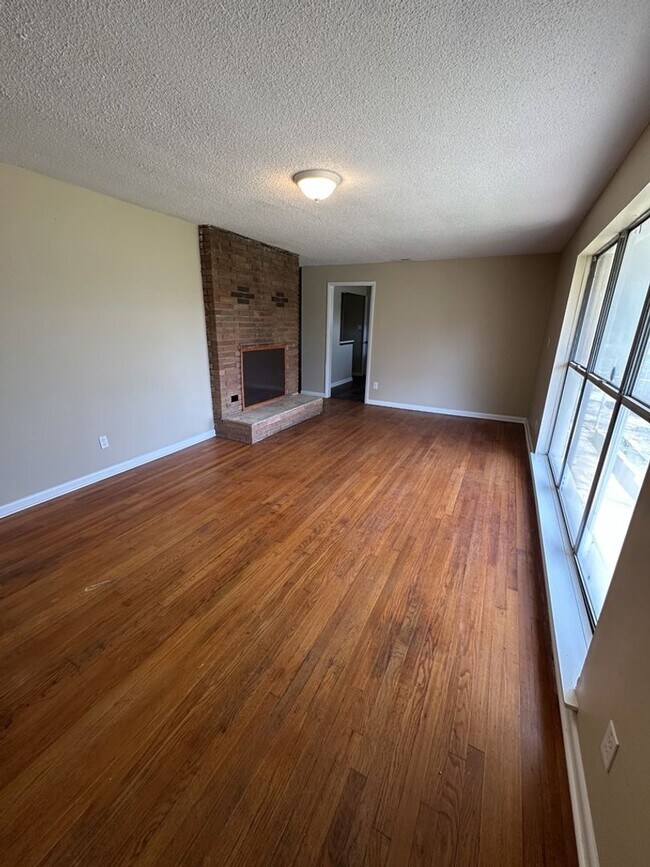 Building Photo - Bright 4BR Home with Fenced Yard, Hardwood Floors & Garage on Rankin St