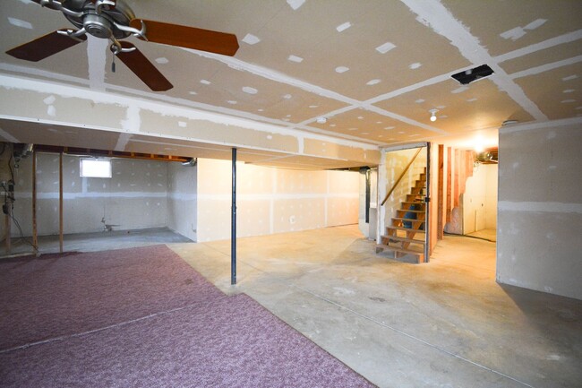 Building Photo - For Rent – Stunning 3-Bed, 2.5-Bath Countr...