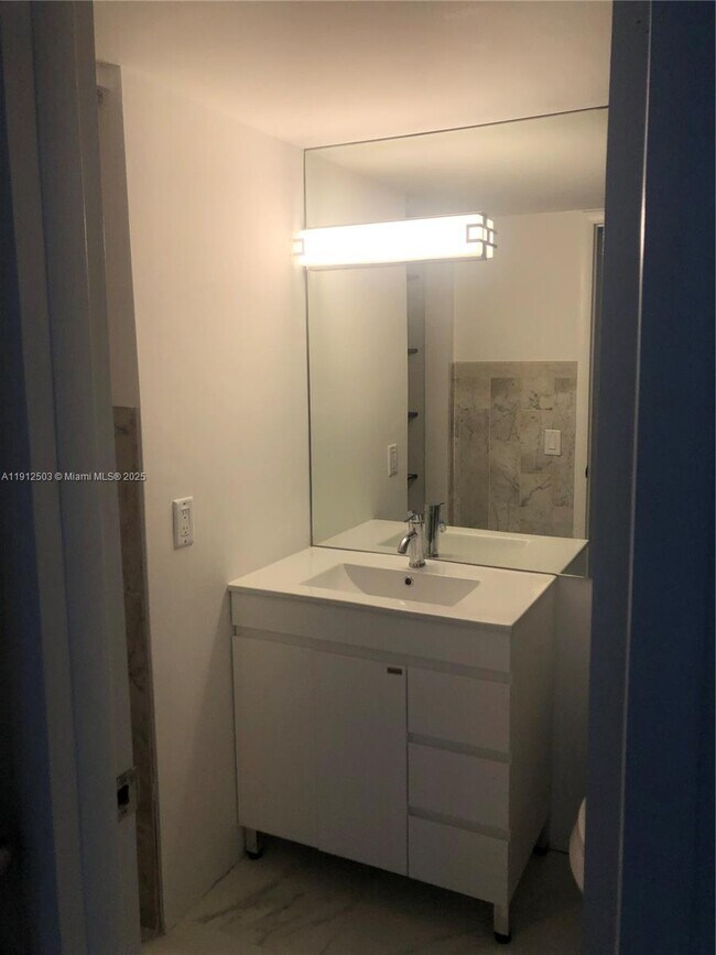 Building Photo - 1440 Brickell Bay Dr