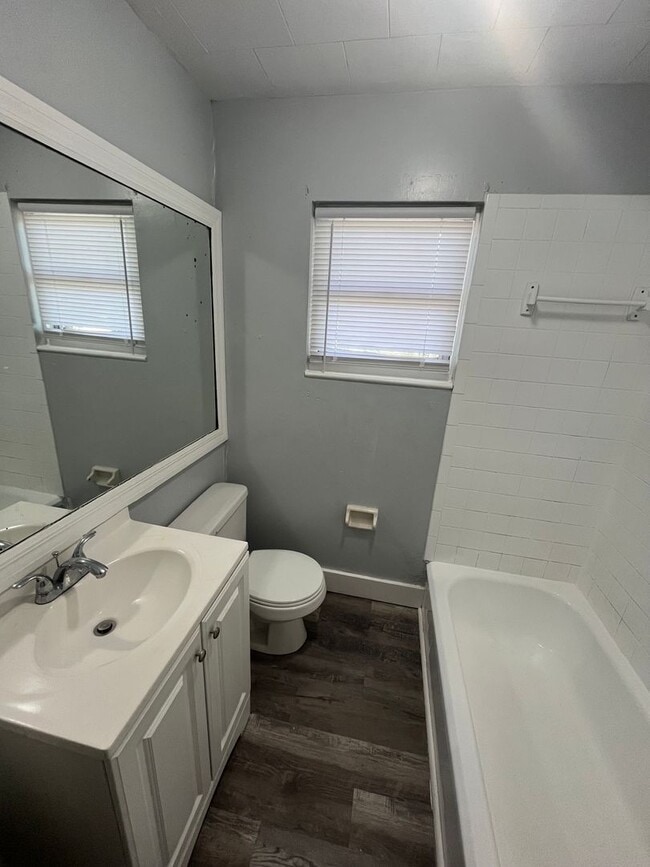 Building Photo - Beautiful 3BR/1BA Lakeland Home with Large Backyard & Covered Porch!