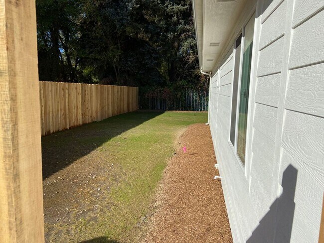 Building Photo - 4 bed 2 bath 1008 Sq Ft, Modern Single Fam...