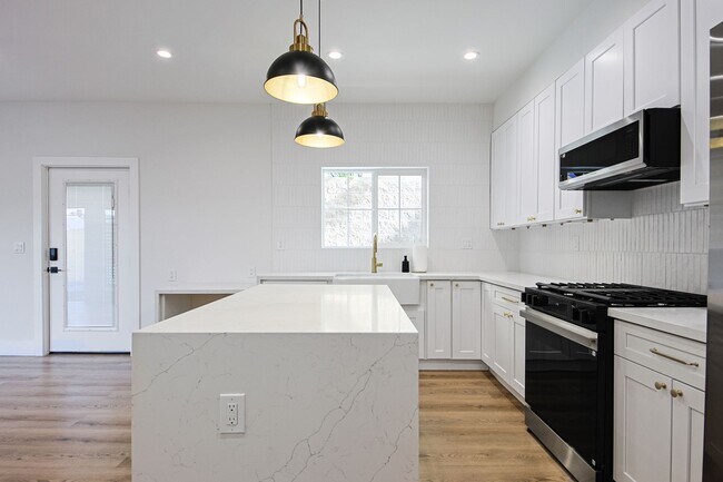 Building Photo - Chic Fully Renovated Luxury Home in the Burbank Hills!