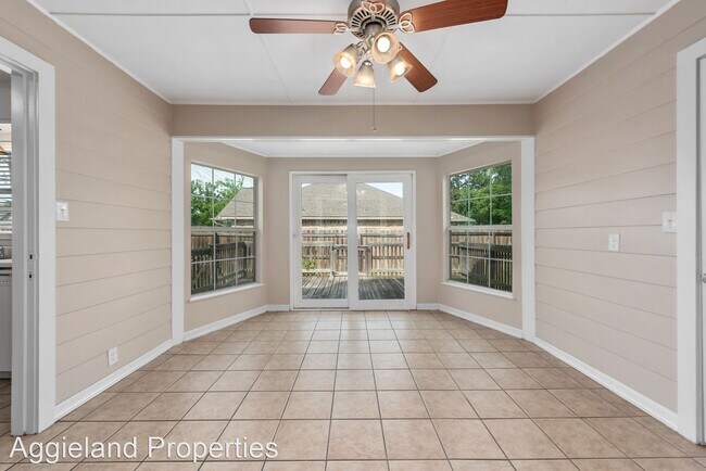 Building Photo - 2 br, 1 bath House - 3801 Ridgewood