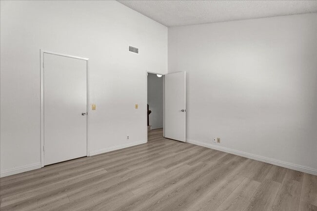 Building Photo - Spacious Tri-Level Townhome with Private G...