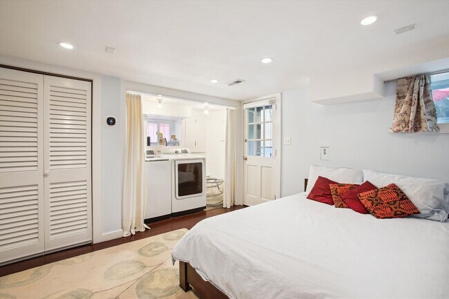 Building Photo - Stunning 3BR+, 3.5BA Capitol Hill Home wit...