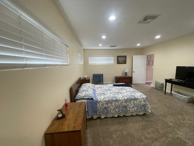 Building Photo - Beautifully Renovated 2-Bedroom Front Home...