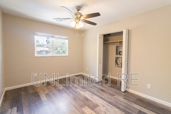 Building Photo - 216 E Zuni Dr