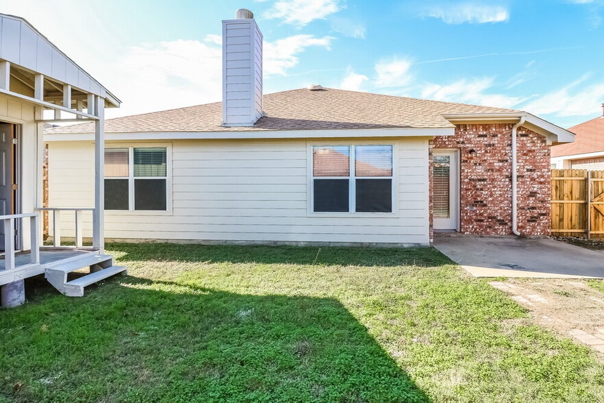 Building Photo - 3020 Meadowbrook Dr