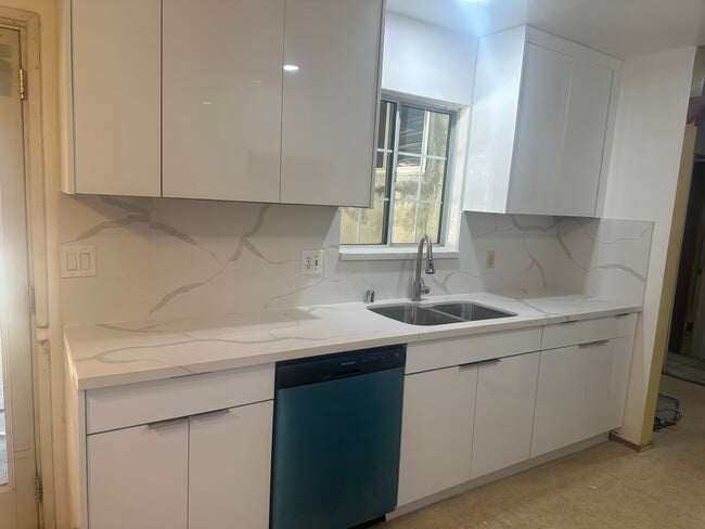 Building Photo - 3217 Knoll Way