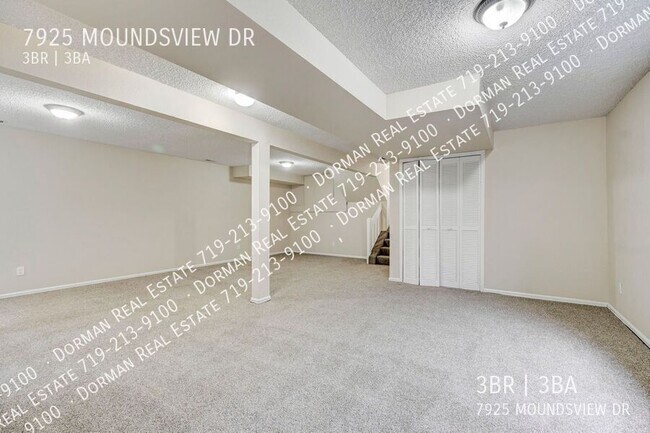 Building Photo - Huge Sunroom with Tons of Natural Light!