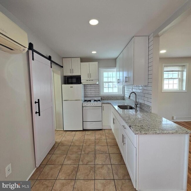 Building Photo - 4400 Main St