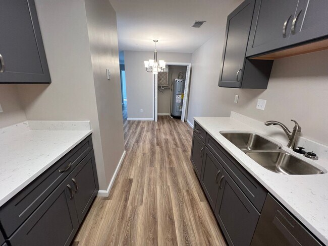 Building Photo - 3-Bedroom, 2-Bathroom Apartment on Bloomington's Eastside