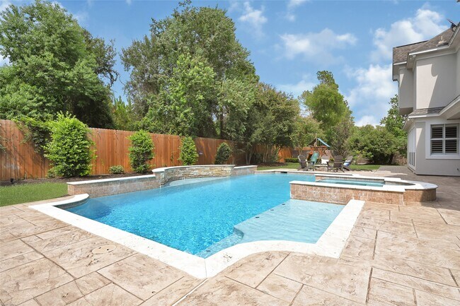 Building Photo - 15222 Hilltop View Dr