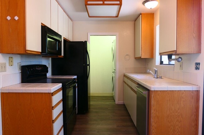 Building Photo - 2 bed/2 bath Condo with new flooring, balcony
