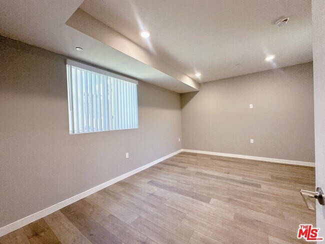 Building Photo - 1107 S Hobart Blvd
