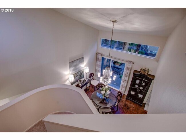 Building Photo - Great condo Next to Tanasborne