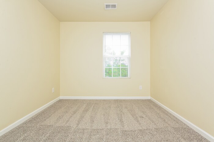 Building Photo - 1305 Forsythia Wy