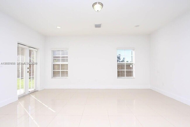 Building Photo - 15505 SW 12th Terrace
