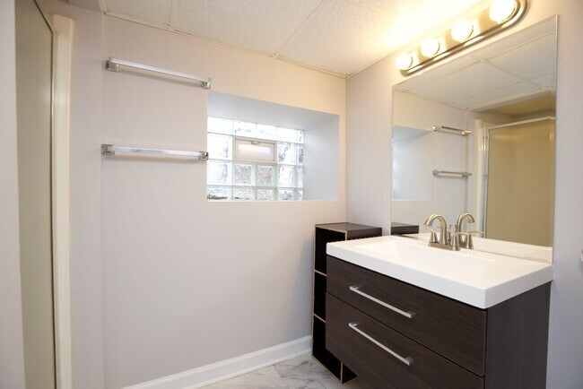 Building Photo - 3521 W Grace St