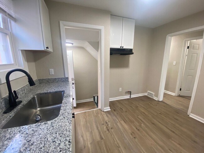 Building Photo - This beautifully updated 3-bedroom, 1-bath...