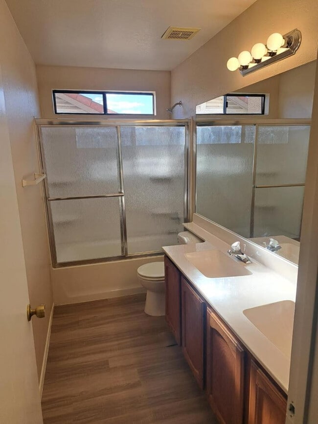 Building Photo - 1443 E Vaughn Ave