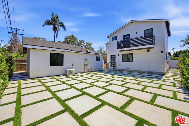 Building Photo - 3121 Oakhurst Ave