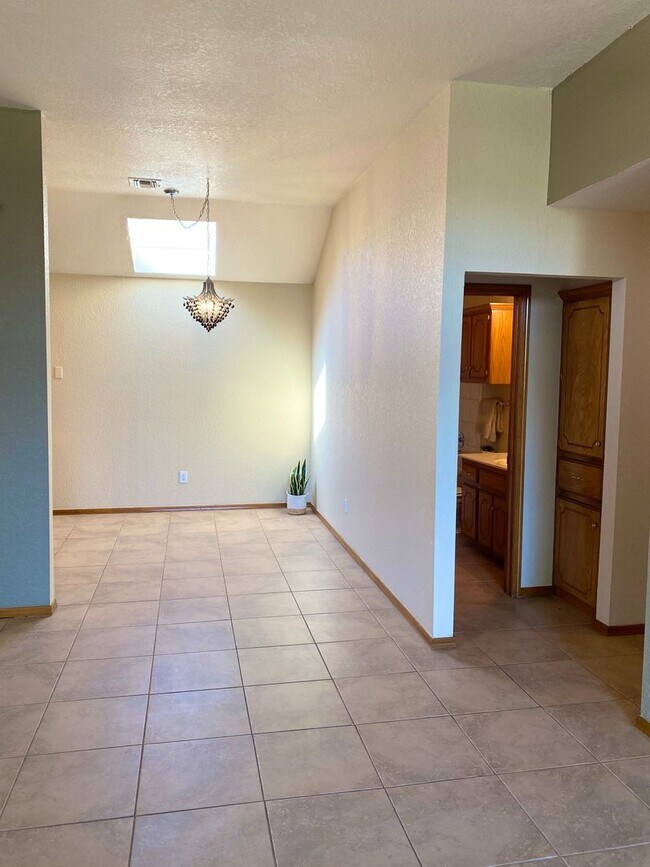 Building Photo - 631 Stoneridge Dr