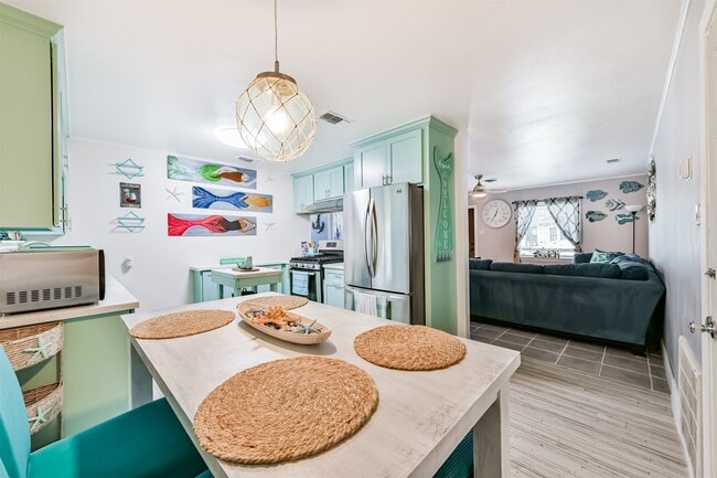 Building Photo - 728 7th St