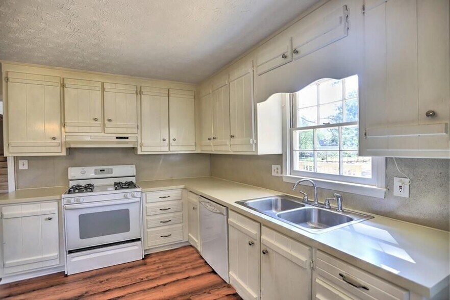 Building Photo - 2640 Tritt Ln