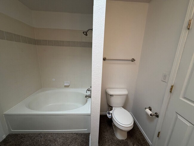 Building Photo - 3 Bedroom Home Available Near Paseo Del Norte Blvd NE & Rainbow Blvd NW!