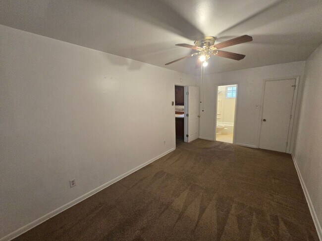 Building Photo - 1 bedroom duplex